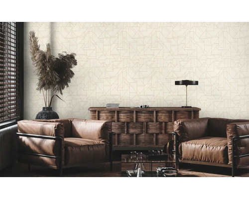 Woonkamer met geometrisch behang, lederen fauteuils en houten meubels.