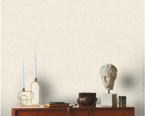 Scene met geometrisch behang, kandelaar, buste en decoraties op een houten kast