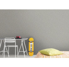 Lichte kamer met bureau, stoel, skateboard en patroonbehang