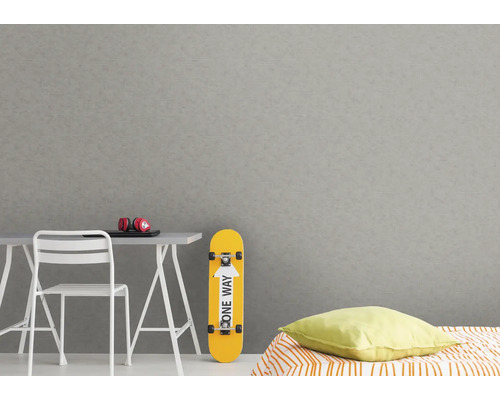 Lichte kamer met bureau, stoel, skateboard en patroonbehang