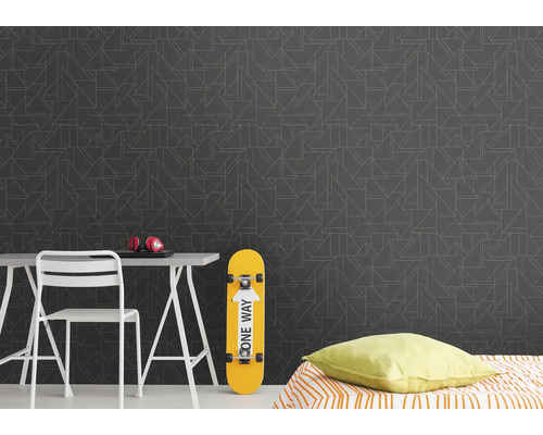 Decoratieve kamer met patroonbehang, bureau, stoel, skateboard en bed