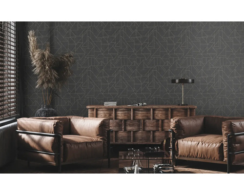 Woonkamer met geometrisch behang, lederen fauteuils en houten dressoir.