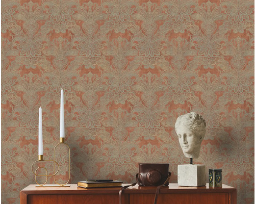 Decoratieve kamer met patroonbehang in klassieke stijl