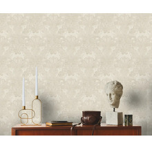 Beige behang met patroon en meubels in een kamer