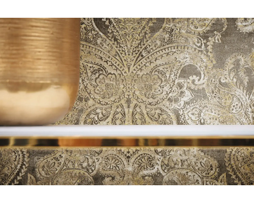 Close-up van een behang met patroon en een decoratieve vaas op een plank