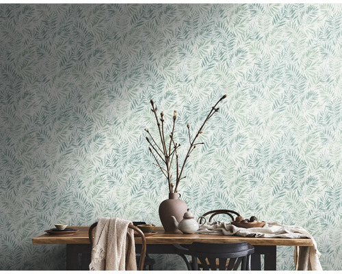 Kamerzicht met behang met bladmotief, eettafel en decoratie