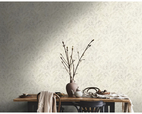 Decoratieve kamer met patroonbehang en eettafel