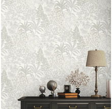 Woonkamer scène met bloemenbehang en decoratieve elementen op een dressoir.