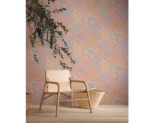 Scene met bloemenbehang, houten stoel en mand