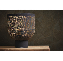Decoratieve lantaarn van metaal met gaatjespatroon voor een wand met geometrisch patroon