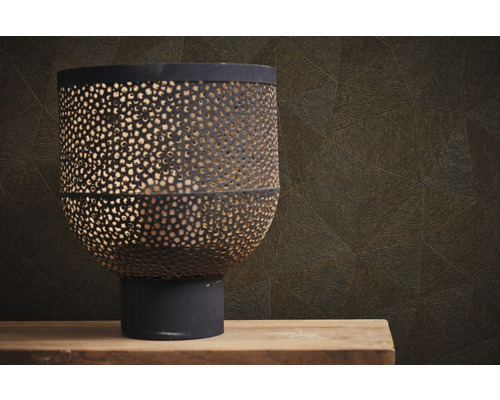 Decoratieve lantaarn van metaal met gaatjespatroon voor een wand met geometrisch patroon