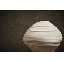 Close-up van een behang met patroon en een decoratieve keramische vaas