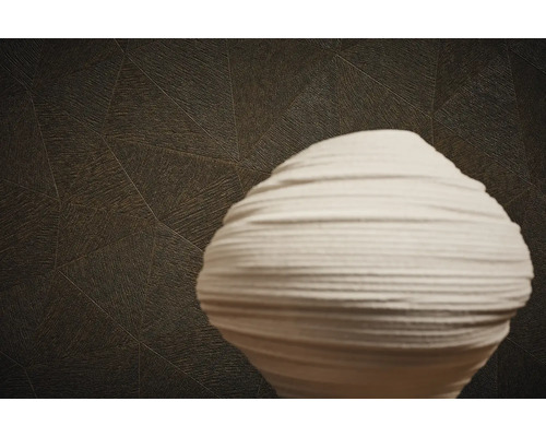 Close-up van een behang met patroon en een decoratieve keramische vaas