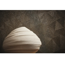 Decoratieve wand met geometrisch patroon en kunstobject