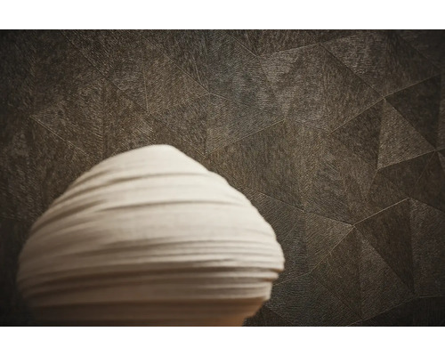 Decoratieve wand met geometrisch patroon en kunstobject