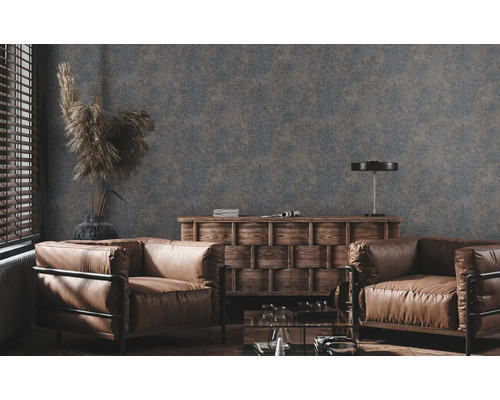 Interieur met patroonbehang, leren fauteuils en houten dressoir