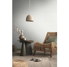 Woonkamer met rotan stoel, bijzettafel en hanglamp voor een heldere, gezellige sfeer