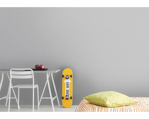 Decoratieve kamer met bureau, stoel, skateboard en bed