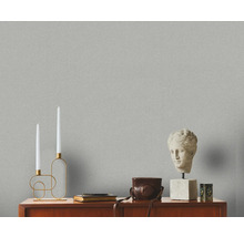 Decoratief interieur met behang, kandelaar, buste en vintage camera op een dressoir