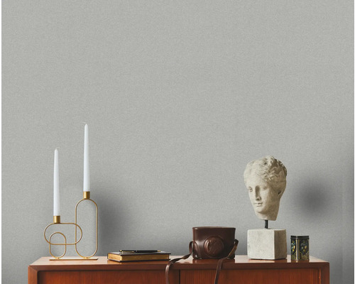 Decoratief interieur met behang, kandelaar, buste en vintage camera op een dressoir