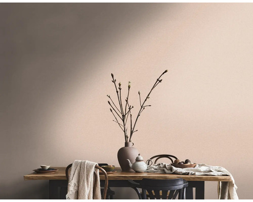 Eettafel met servies en decoratie voor een muur