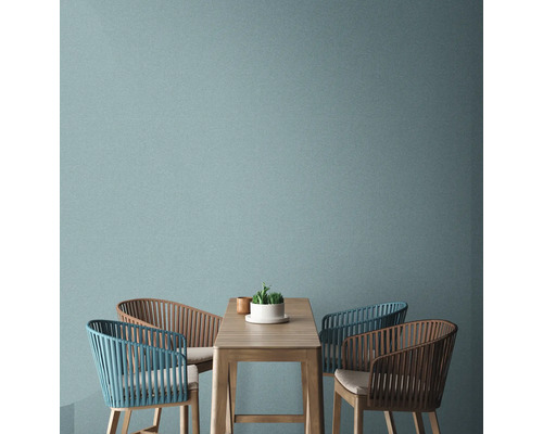 Eettafel met stoelen voor een wand