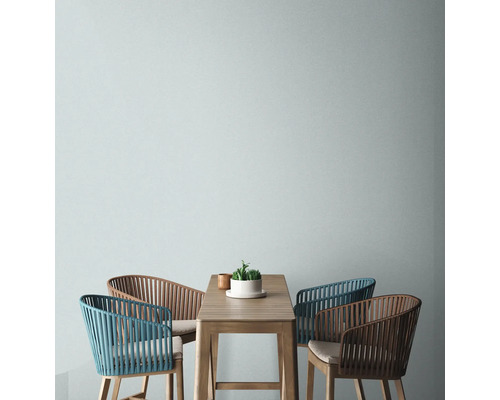 Eettafel met vier stoelen en tafeldecoratie