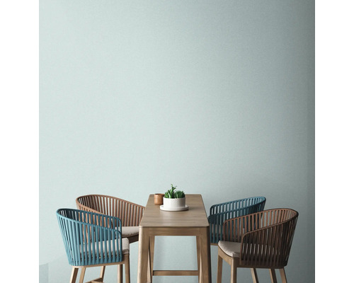 Eetkamerset met houten tafel en vier stoelen in de eetkamer