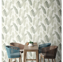 Scene met bladerenbehang en houten tafel met stoelen