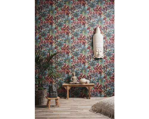 Woonkamer met bedrukt behang, Boeddha decoratie en kamerplanten