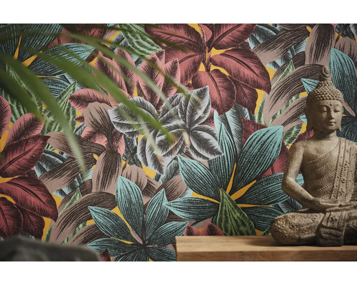 Kamer met tropisch bladerbehang en Boeddhabeeld