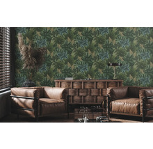 Woonkamer met leren fauteuils, houten tafel en junglebehang
