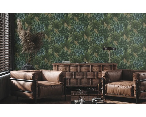 Woonkamer met leren fauteuils, houten tafel en junglebehang