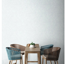 Eetkamerset met houten tafel, potplant en vier stoelen met armleuning