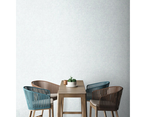 Eetkamerset met houten tafel, potplant en vier stoelen met armleuning