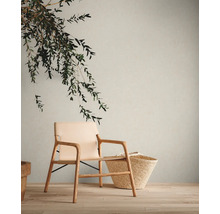 Interieur met houten fauteuil en mand