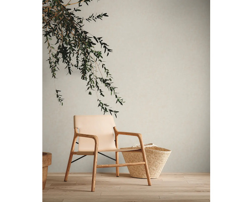 Interieur met houten fauteuil en mand