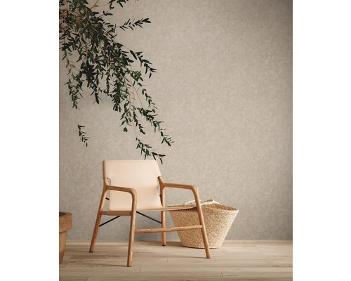 Licht interieur met stoel, mand en decoratie