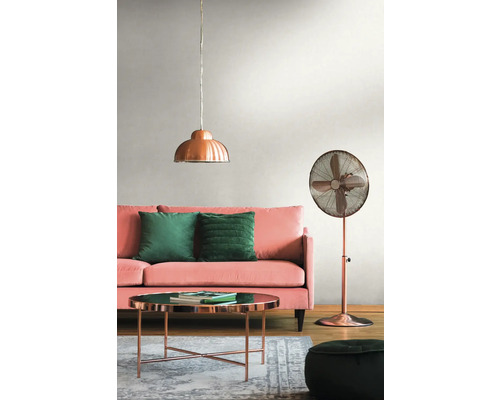 Woonkamer met bank, salontafel, staande lamp en hanglamp.