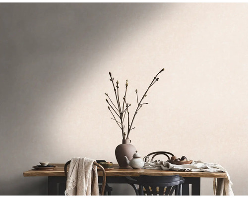 Woonkamer met eettafel, servies en bloemenvaas