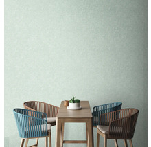 Scene met houten tafel en stoelen tegen een gestructureerde wand