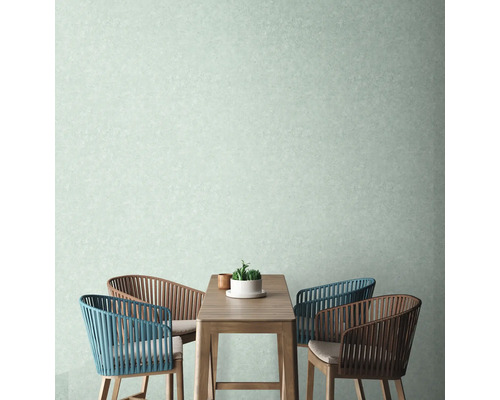 Scene met houten tafel en stoelen tegen een gestructureerde wand