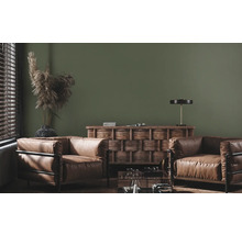 Woonkamerinterieur met lederen fauteuils, houten dressoir en decoraties