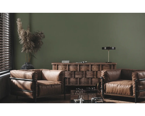 Woonkamerinterieur met lederen fauteuils, houten dressoir en decoraties