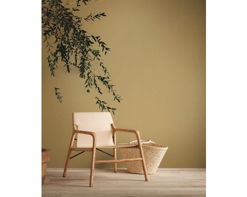 Lichte ruimte met houten stoel, muurverf en mand