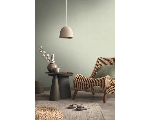 Woonkamerdecoratie met rotan stoel, bijzettafel, hanglamp en vloerkleed