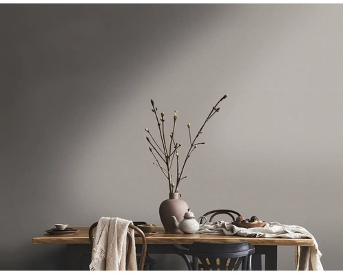 Tafeldecoratie met servies en vaas voor geschilderde muur