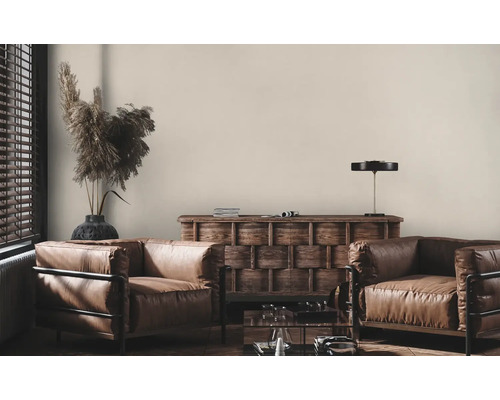 Woonkamer met lederen fauteuils, houten tafel en decoratieve vaas