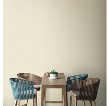Eetkamer met houten tafel en vier stoelen in moderne stijl