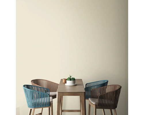 Eetkamer met houten tafel en vier stoelen in moderne stijl